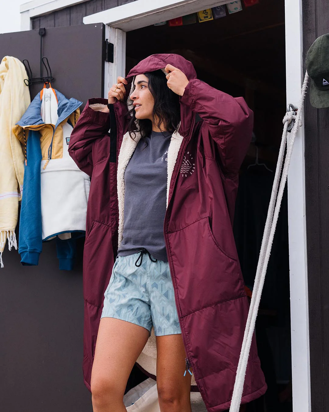 Escapism Sherpa Lined Changing Robe - Windsor Wine - Image 6