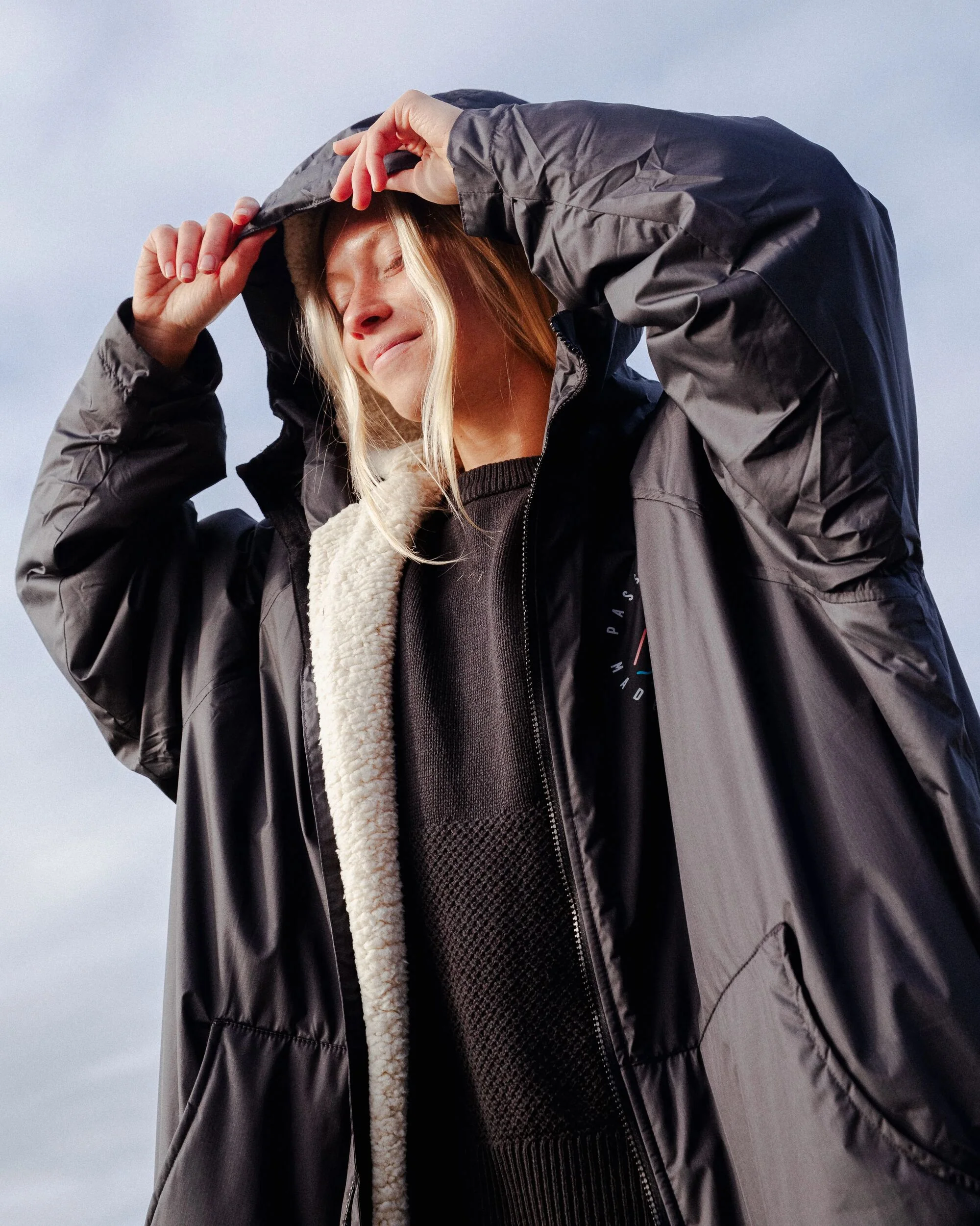 Escapism Sherpa Lined Changing Robe - Black - Image 5