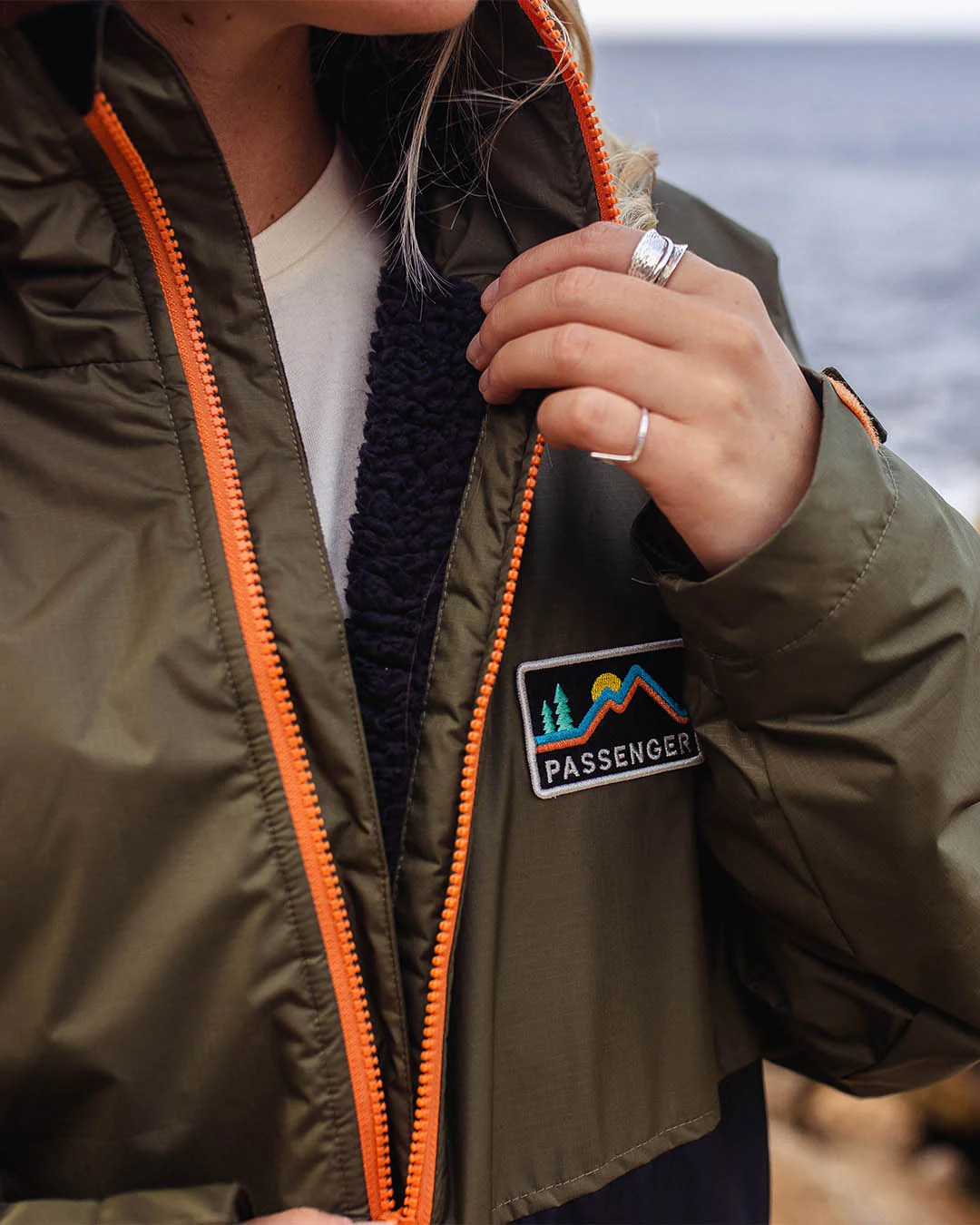 Roaming Sherpa Lined Changing Robe - Black/ Khaki - Image 10