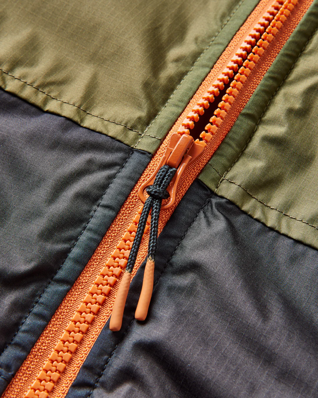 Roaming Sherpa Lined Changing Robe - Black/ Khaki - Image 11