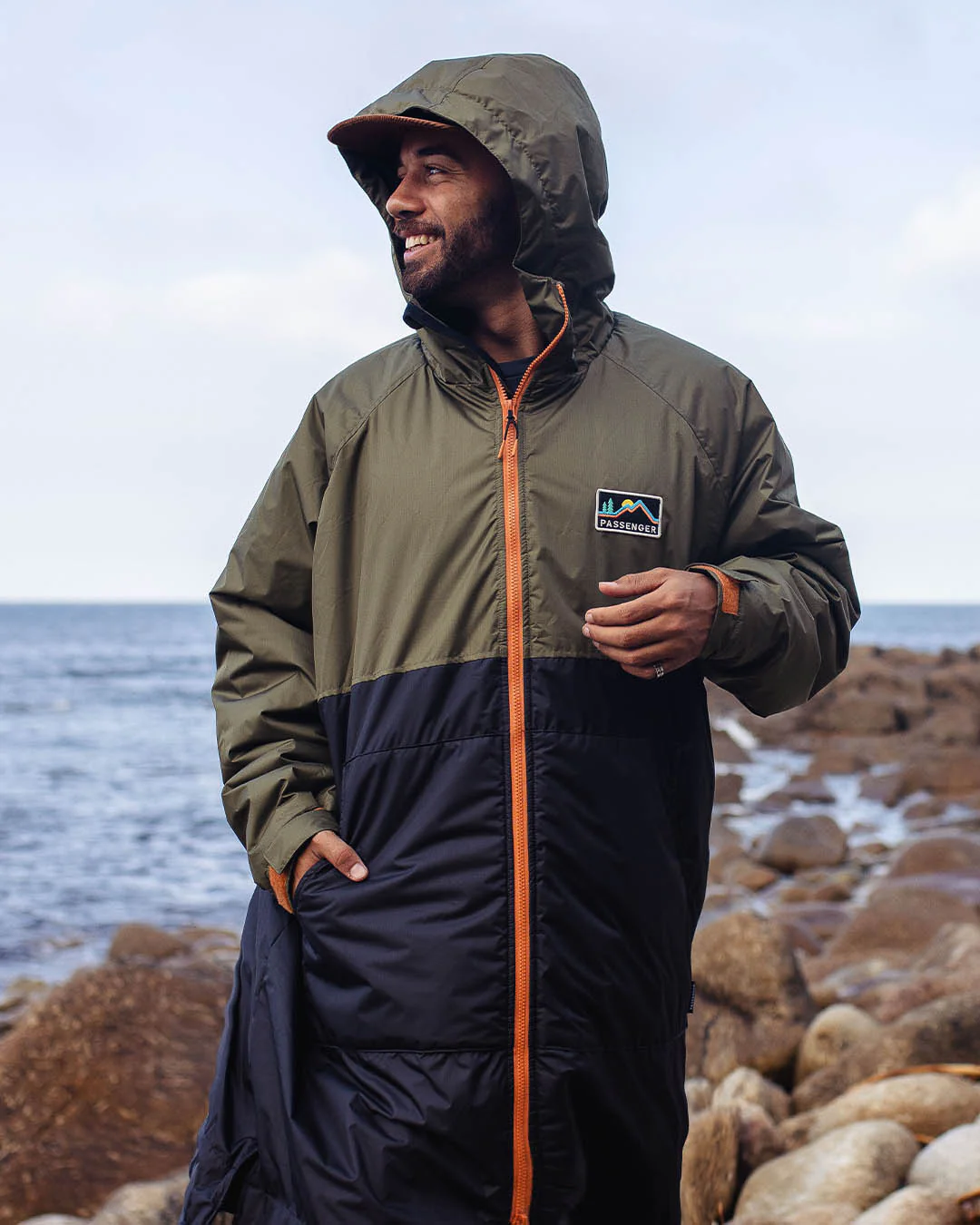 Roaming Sherpa Lined Changing Robe - Black/ Khaki - Image 3