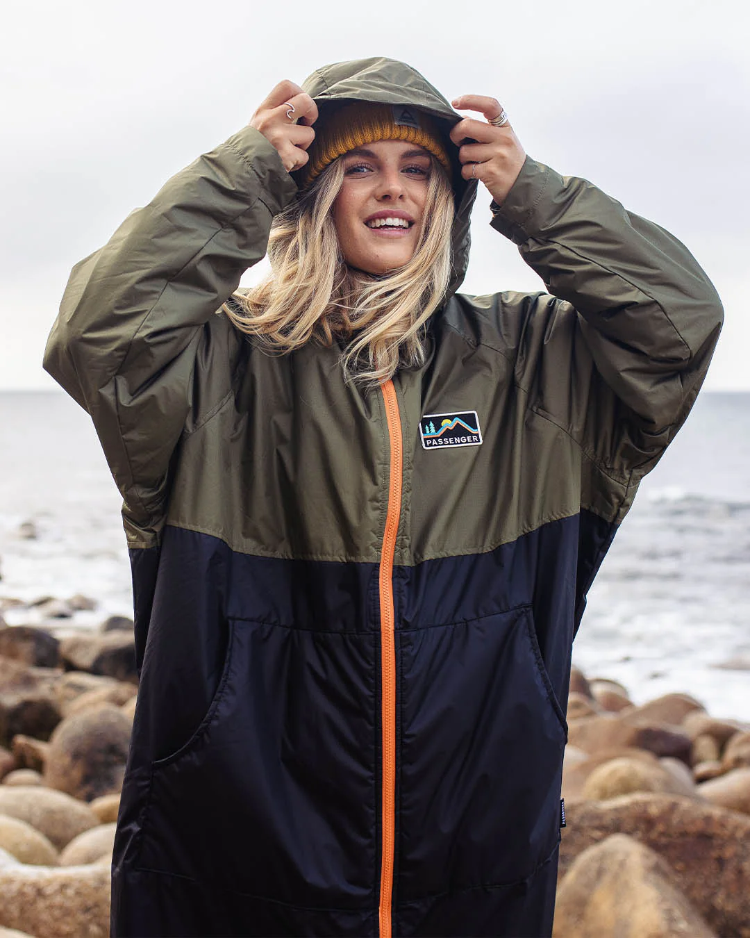 Roaming Sherpa Lined Changing Robe - Black/ Khaki - Image 4