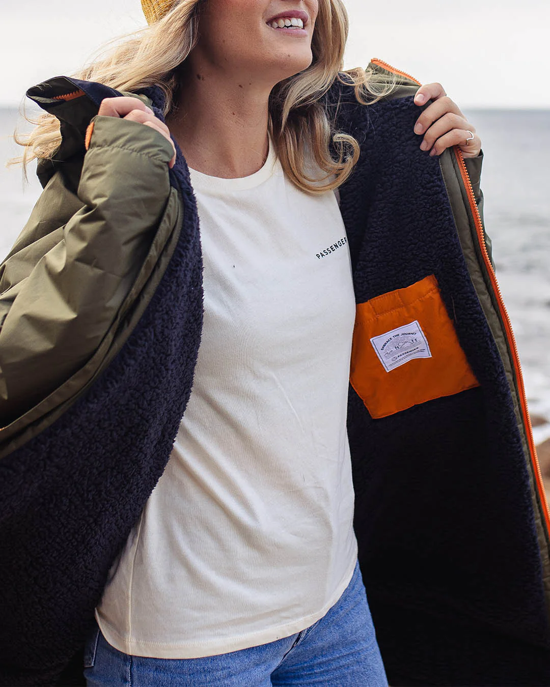 Roaming Sherpa Lined Changing Robe - Black/ Khaki - Image 5