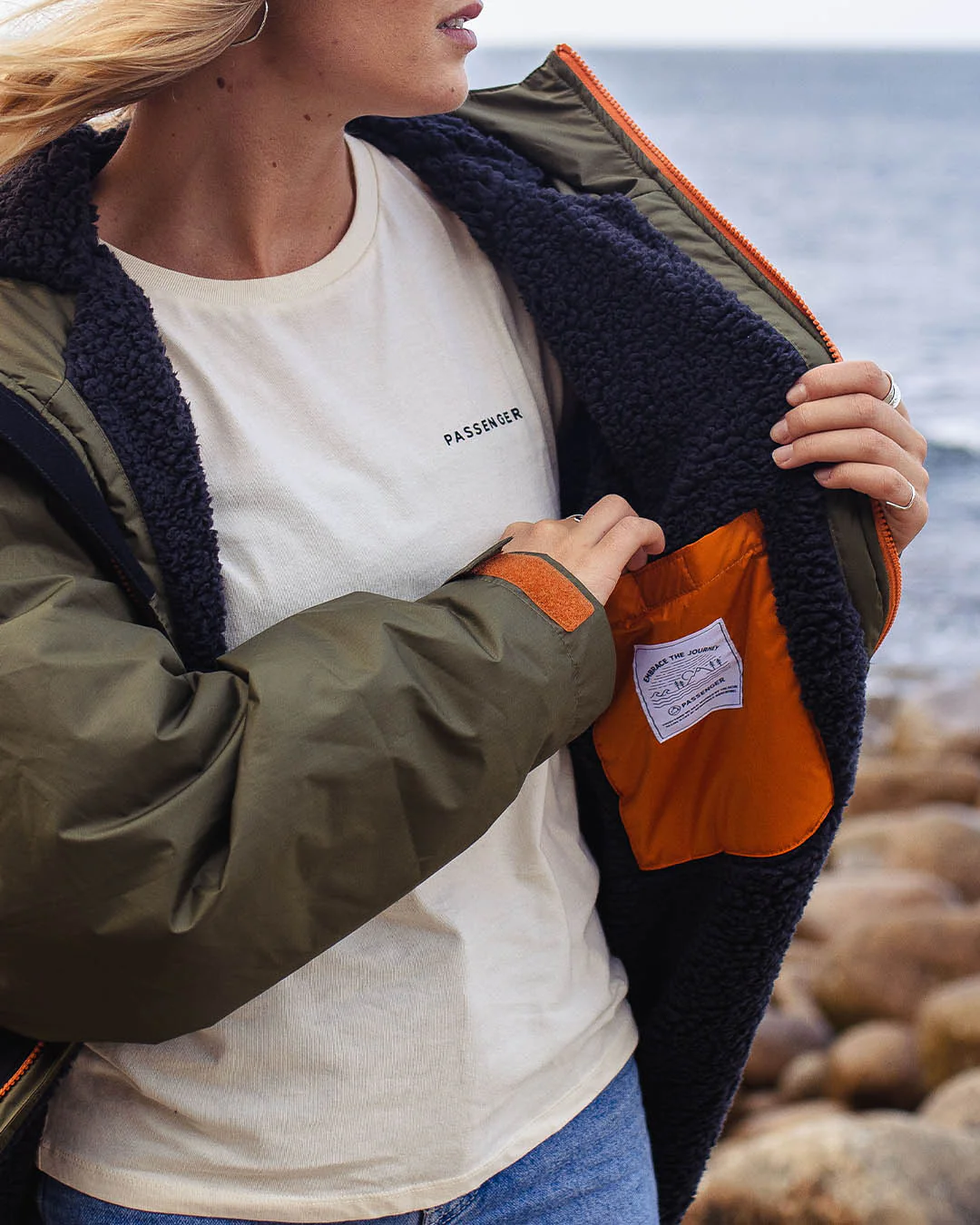 Roaming Sherpa Lined Changing Robe - Black/ Khaki - Image 7