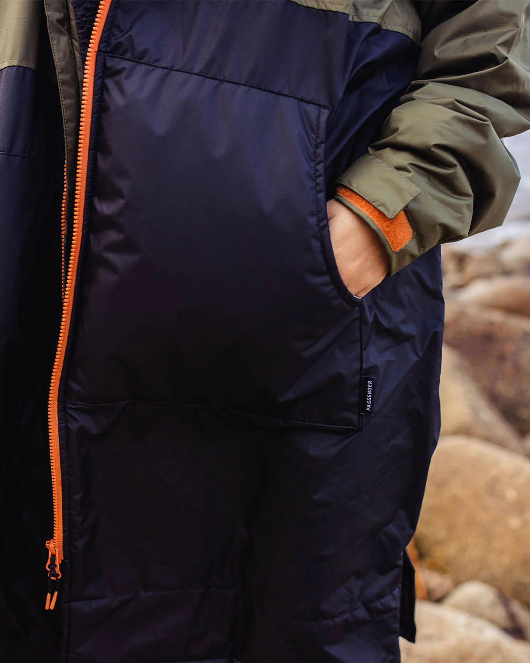 Roaming Sherpa Lined Changing Robe - Black/ Khaki - Image 9